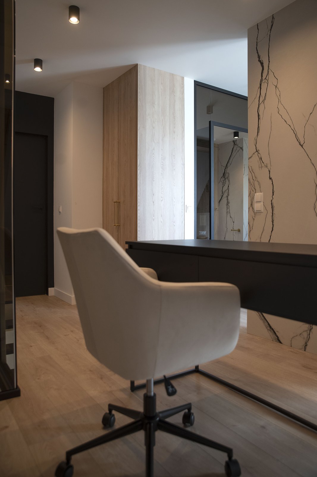 Salon ze schodami ażurowymi, zdjęcia z realizacji